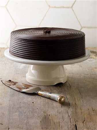 simsearch:649-06040922,k - Chocolate cake on serving tray Foto de stock - Sin royalties Premium, Código: 649-06040882