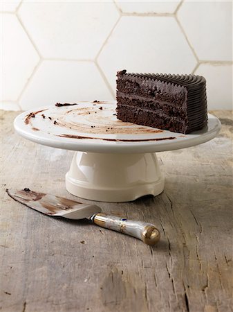 simsearch:649-06040922,k - Chocolate cake on serving tray Foto de stock - Sin royalties Premium, Código: 649-06040883