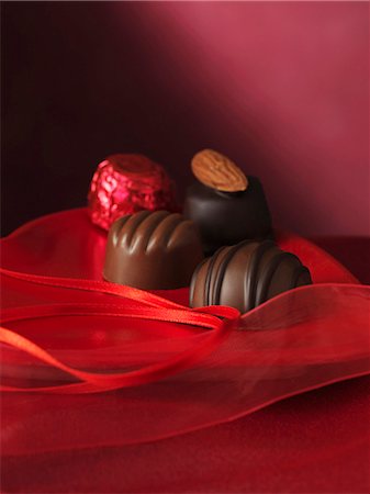 red dish - Chocolates on decorative box Stock Photo - Premium Royalty-Free, Code: 649-06040895