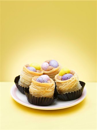 simsearch:649-06040922,k - Chocolate eggs in decorative nests Foto de stock - Sin royalties Premium, Código: 649-06040904