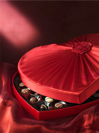 simsearch:649-06112902,k - Chocolates in decorative box Foto de stock - Sin royalties Premium, Código: 649-06040908