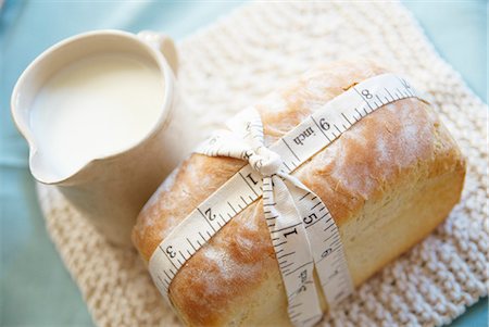 schuld - Maßband auf frisch gebackenes Brot Stockbilder - Premium RF Lizenzfrei, Bildnummer: 649-06040965