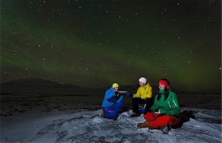people at northern lights - Hikers relaxing under aurora borealis Foto de stock - Sin royalties Premium, Código: 649-06040971