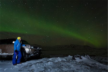 simsearch:649-03817440,k - Hiker admiring aurora borealis Foto de stock - Sin royalties Premium, Código: 649-06040973