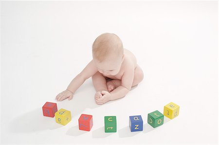 Petit garçon jouant avec des blocs de couleurs Photographie de stock - Premium Libres de Droits, Code: 649-06040990