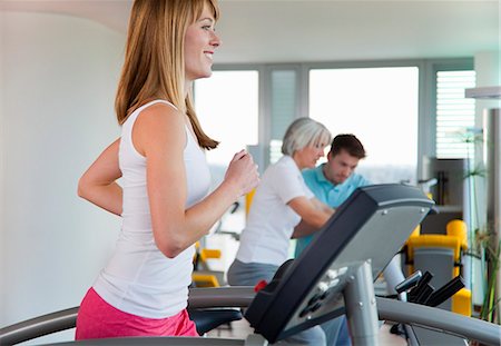 Woman using treadmill in gym Foto de stock - Sin royalties Premium, Código: 649-06041093