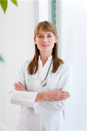 expert (female) - Doctor standing with arms crossed Stock Photo - Premium Royalty-Free, Code: 649-06041120