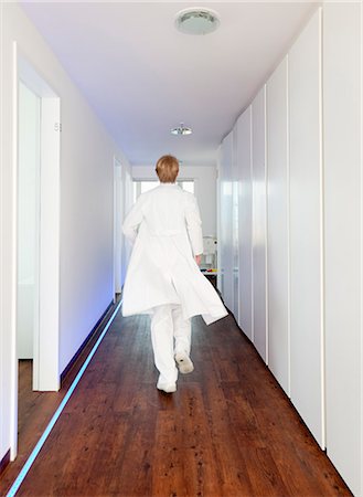 full body image of person in lab coat - Docteur marchant dans le couloir Photographie de stock - Premium Libres de Droits, Code: 649-06041139