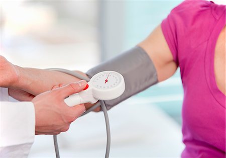 doctor patient services - Doctor taking womans blood pressure Foto de stock - Sin royalties Premium, Código: 649-06041130