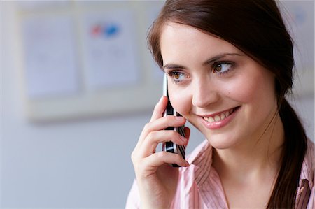 e-commerce - Femme d'affaires parlait au téléphone cellulaire Photographie de stock - Premium Libres de Droits, Code: 649-06041170