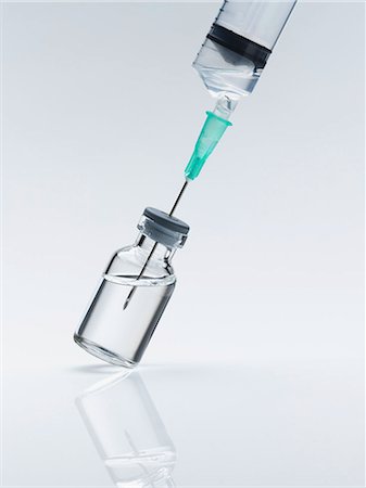 simsearch:614-06336342,k - Close up of syringe in bottle Fotografie stock - Premium Royalty-Free, Codice: 649-06041359