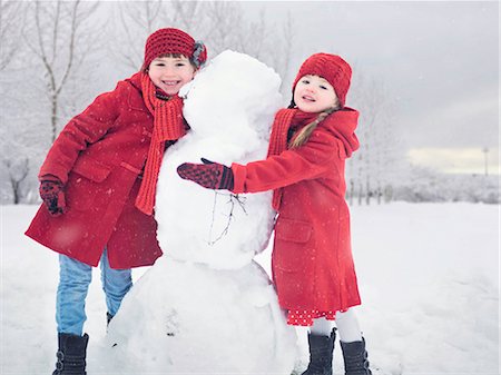 simsearch:649-09002490,k - Girls building snowman outdoors Foto de stock - Sin royalties Premium, Código: 649-06041445