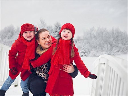 simsearch:649-06041415,k - Mother and daughters playing in snow Fotografie stock - Premium Royalty-Free, Codice: 649-06041441