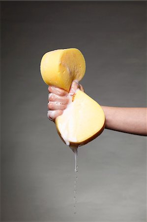 puissant - Hand squeezing soapy sponge Foto de stock - Sin royalties Premium, Código: 649-06041475