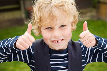 Smiling boy giving thumbs-up outdoors Foto de stock - Sin royalties Premium, Código: 649-06041770