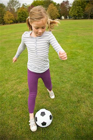 Fille jouant avec le ballon de soccer dans le champ Photographie de stock - Premium Libres de Droits, Code: 649-06041801