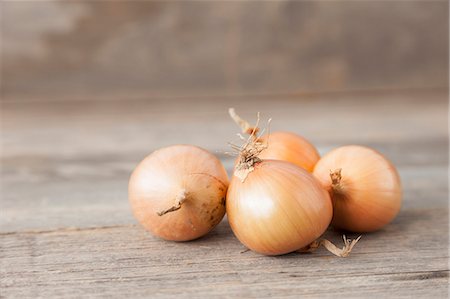 fresh onion - Close up of onions on table Stock Photo - Premium Royalty-Free, Code: 649-06041851