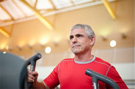 Older man using treadmill in gym Foto de stock - Sin royalties Premium, Código: 649-06042017