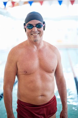 Man wearing swim gear at pool Foto de stock - Sin royalties Premium, Código: 649-06042067