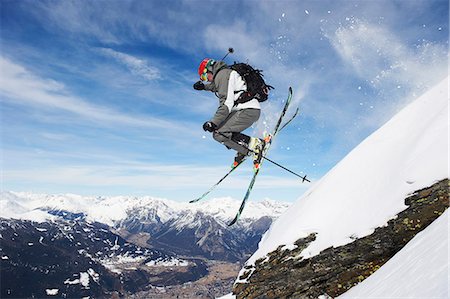 descente à ski - Skieur sautant pente enneigée Photographie de stock - Premium Libres de Droits, Code: 649-06112508