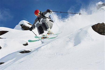 skieur (homme et femme) - Skieur sautant pente enneigée Photographie de stock - Premium Libres de Droits, Code: 649-06112509