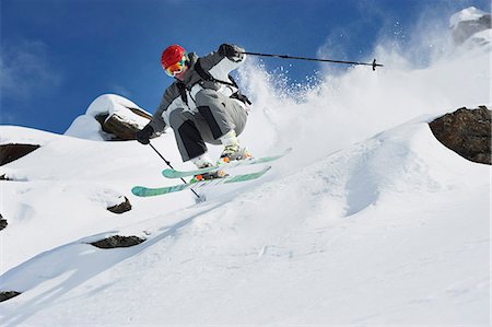 descente à ski - Skieur sautant pente enneigée Photographie de stock - Premium Libres de Droits, Code: 649-06112509