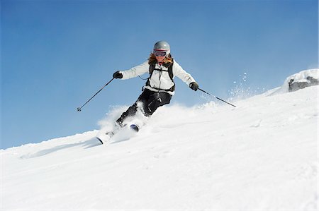 sciatore (uomo e donna) - Skier skiing on snowy slope Fotografie stock - Premium Royalty-Free, Codice: 649-06112501
