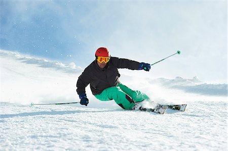 esquiador - Skier skiing on snowy slope Foto de stock - Sin royalties Premium, Código: 649-06112515