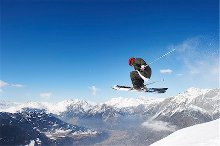 simsearch:649-06490031,k - Skier jumping off snowy slope Foto de stock - Sin royalties Premium, Código: 649-06112516