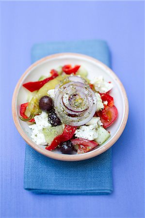 simsearch:649-06113187,k - Close up of bowl of Greek salad Foto de stock - Sin royalties Premium, Código: 649-06112555