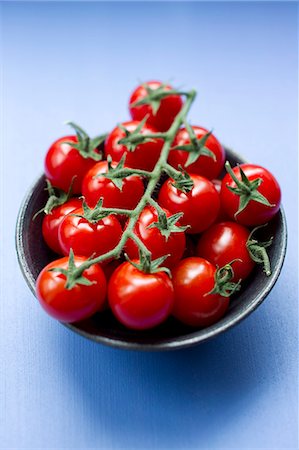 simplicidad - Close up of bowl of cherry tomatoes Foto de stock - Sin royalties Premium, Código: 649-06112553