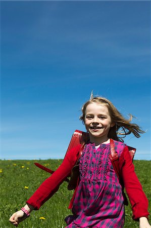 sac à dos - Jeune fille souriante portant sac à dos à l'extérieur Photographie de stock - Premium Libres de Droits, Code: 649-06112583