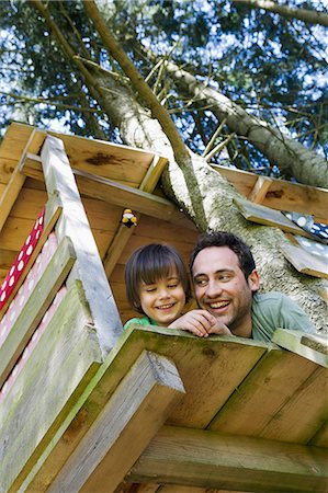 papá - Father and son playing in tree house Foto de stock - Sin royalties Premium, Código: 649-06112610