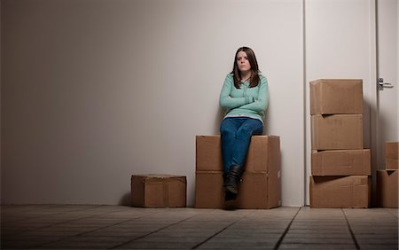 séparer - Adolescente, assis sur une boîte en carton Photographie de stock - Premium Libres de Droits, Code: 649-06112654
