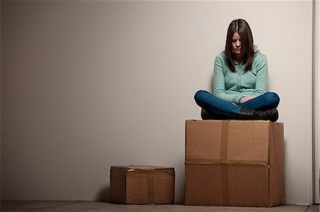 sentir (emoción) - Teenage girl sitting on cardboard box Foto de stock - Sin royalties Premium, Código: 649-06112655