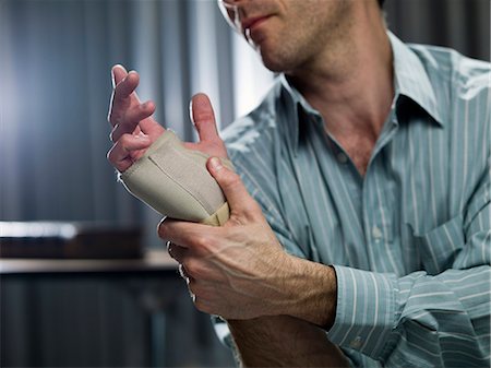 Businessman wearing wrist brace Foto de stock - Sin royalties Premium, Código: 649-06112666