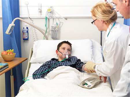 female patient oxygen - Médecin examinateur malade à l'hôpital Photographie de stock - Premium Libres de Droits, Code: 649-06112714