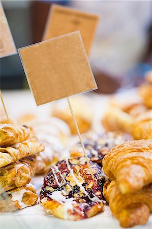 repostería danesa - Stacks of fresh pastries for sale Foto de stock - Sin royalties Premium, Código: 649-06112735