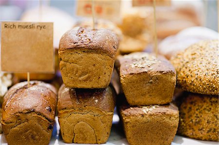 panificio - Fresh seed loaf & muesli rye bread for sale Fotografie stock - Premium Royalty-Free, Codice: 649-06112732