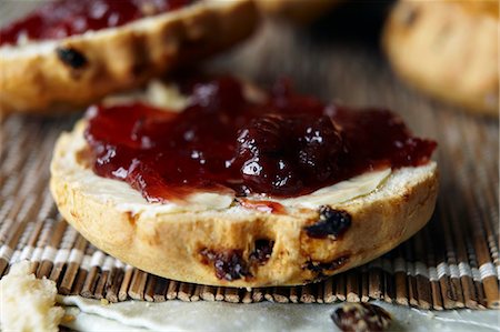 Close up of sliced scone with jam Fotografie stock - Premium Royalty-Free, Codice: 649-06112844