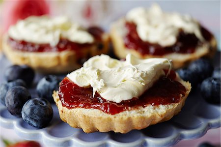 fresh food - Close up of sliced scone with jam Stock Photo - Premium Royalty-Free, Code: 649-06112845