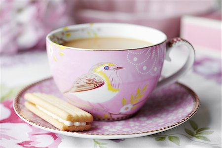 Close up of cup of tea and cookie Foto de stock - Sin royalties Premium, Código: 649-06112841