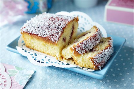 sliced - Plaque de gâteau aux fruits en tranches Photographie de stock - Premium Libres de Droits, Code: 649-06112854