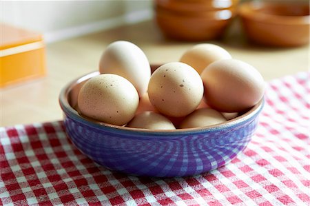 Close up of bowl of eggs Foto de stock - Sin royalties Premium, Código: 649-06112851