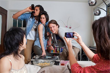 party in livingroom - Friends taking pictures of themselves Foto de stock - Sin royalties Premium, Código: 649-06112962