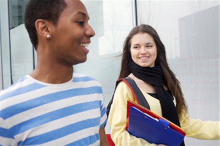 friend talking outdoors not children not bathing suit not school not beach not business - Couple marcher ensemble sur la rue de ville Photographie de stock - Premium Libres de Droits, Code: 649-06113010