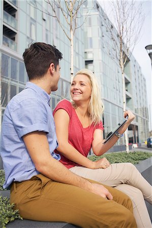 Couple parlant sur la ville de rue Photographie de stock - Premium Libres de Droits, Code: 649-06113011