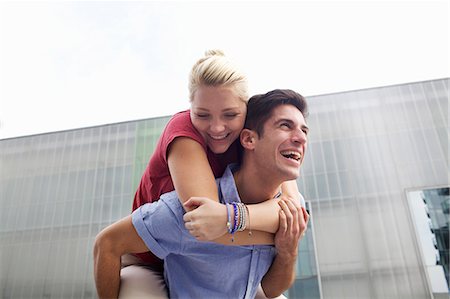 Man carrying girlfriend piggyback Foto de stock - Sin royalties Premium, Código: 649-06113021