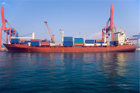 Conteneur barge dans la baie de l'urbaine Photographie de stock - Premium Libres de Droits, Code: 649-06113043