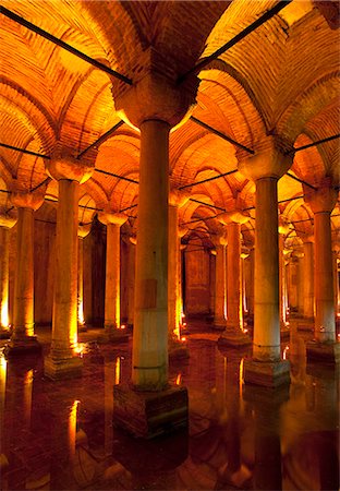 souterrain - Piliers illuminés de cathédrale ornée Photographie de stock - Premium Libres de Droits, Code: 649-06113054